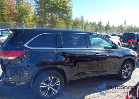 2018 Toyota Highlander Le/Le Plus z USA, uszkodzony, nr VIN 5TDBZRFH3JS871103